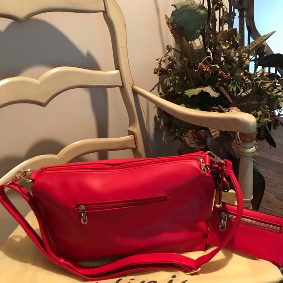 🎈🎈Love that Red/ 3 in one Tote and crossbody🎈 - Picture 5 of 8